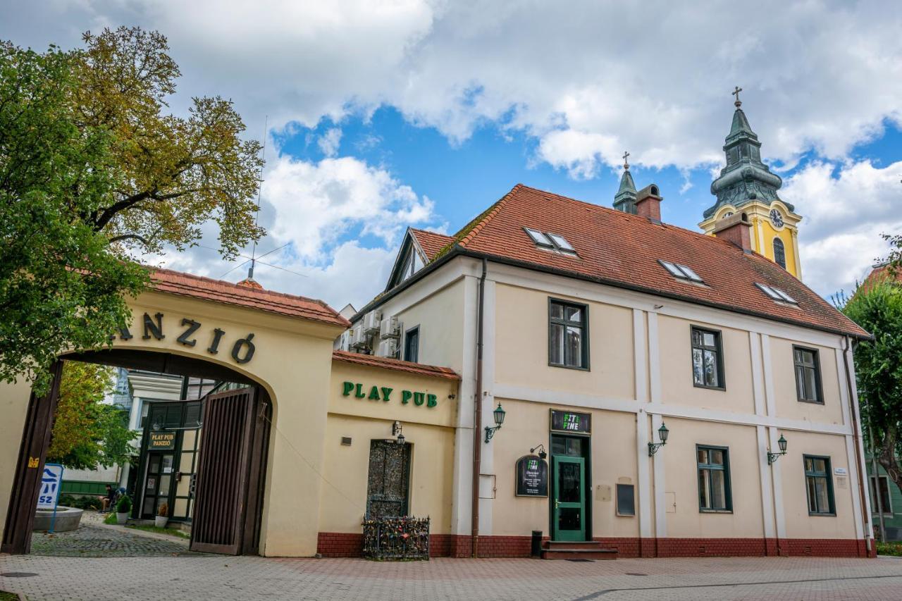 Play Pub Etterem Es Panzio Bed & Breakfast Debrecen Ngoại thất bức ảnh